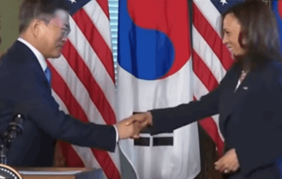 <span style='color:red;'><b>POTPREDSEDNICA</b></span> SAD UVREDILA JUŽNU KOREJU: Pogledajte šta je KAMALA URADILA pri RUKOVANJU sa predsednikom Munom! (VIDEO) 
